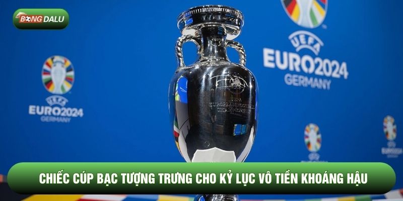 Chiếc cúp bạc tượng trưng cho kỷ lục vô tiền khoáng hậu
