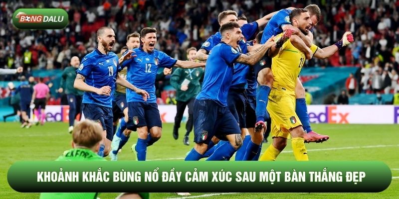 Khoảnh khắc bùng nổ đầy cảm xúc sau một bàn thắng đẹp